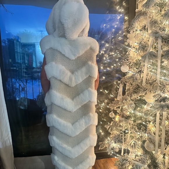 Luxurious White Faux Fur Vest - Picture 2 of 6